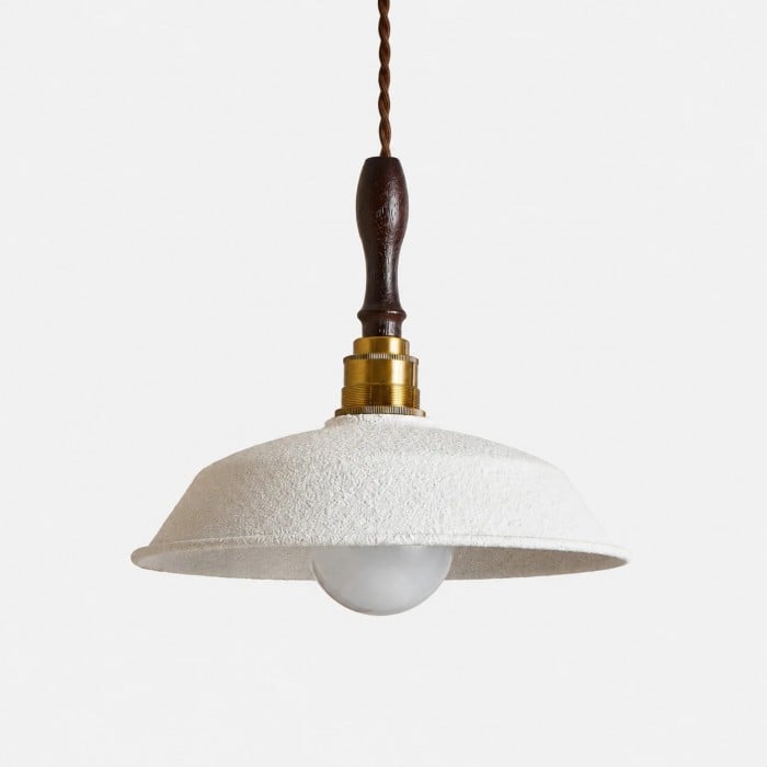 Hanglamp van Amerikaans messing met walnoothouten kap en witte metalen kap HL3777