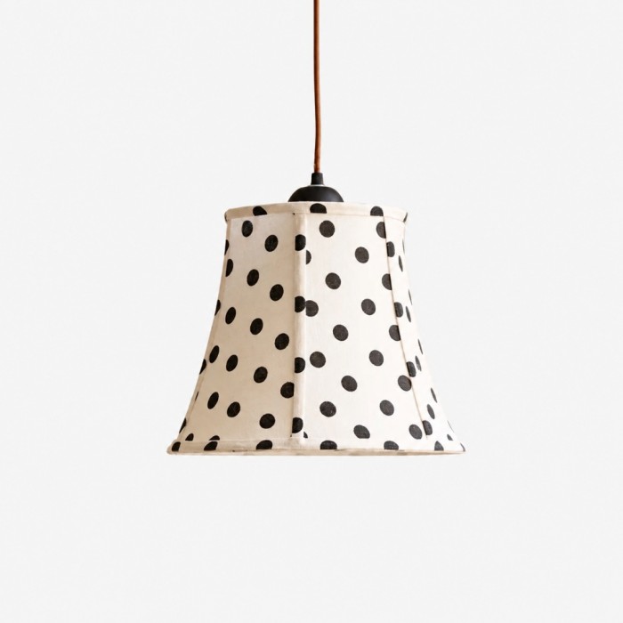 Hanglamp HL3812 met zwart-witte stippen van hout en stof.