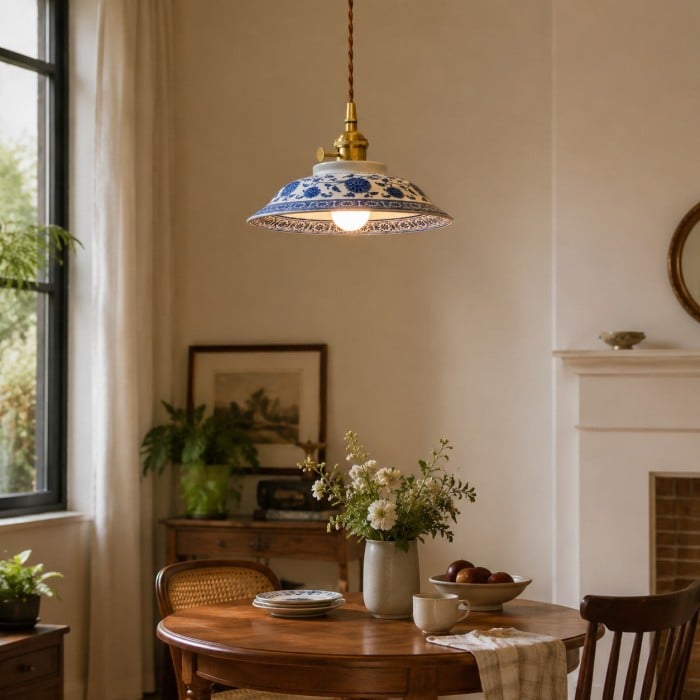 Lampada a sospensione in ceramica blu e bianca con dettagli in ottone HL4497