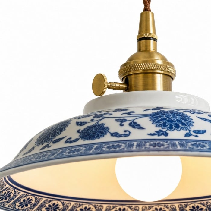 Lampada a sospensione in ceramica blu e bianca con dettagli in ottone HL4497