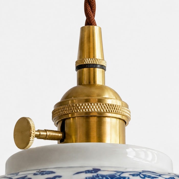 Lampada a sospensione in ceramica blu e bianca con dettagli in ottone HL4497