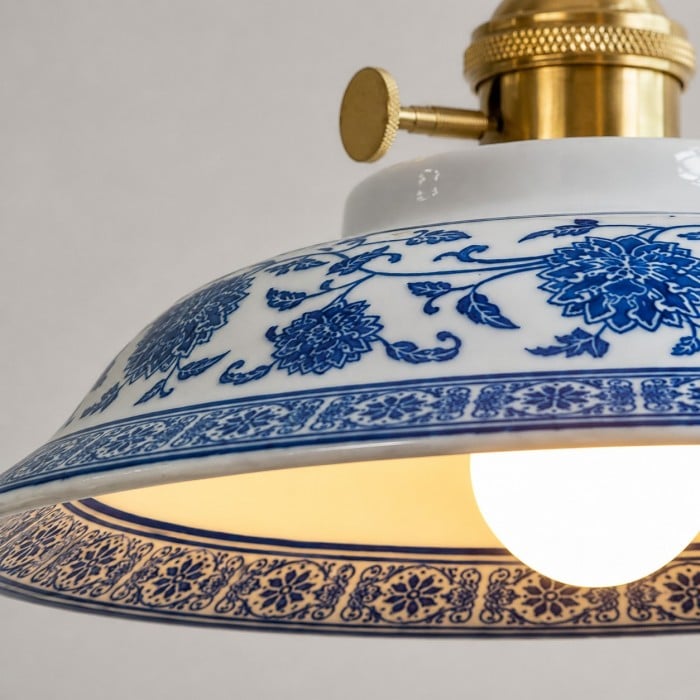 Lampada a sospensione in ceramica blu e bianca con dettagli in ottone HL4497