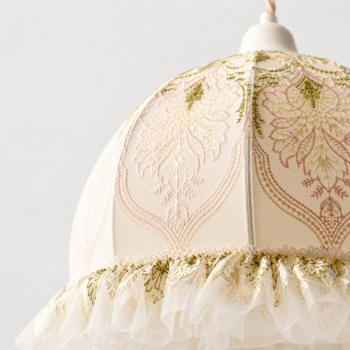 Lampa wisząca z haftowanej tkaniny botanicznej HL4429