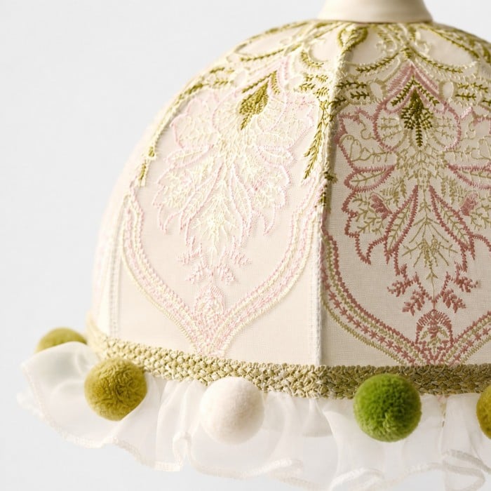 Lampa wisząca z haftowanej tkaniny botanicznej HL4429