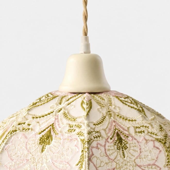 Lampa wisząca z haftowanej tkaniny botanicznej HL4429