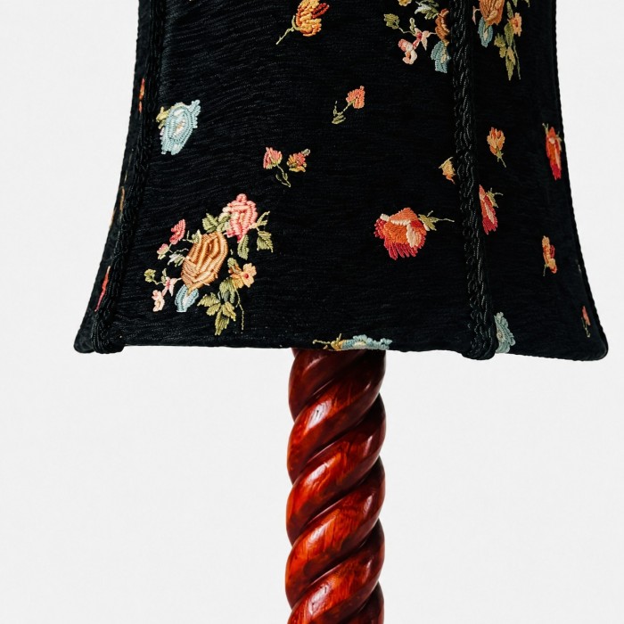 Tafellamp HL4560 met bloemenprint van stof en houtsnijwerk.