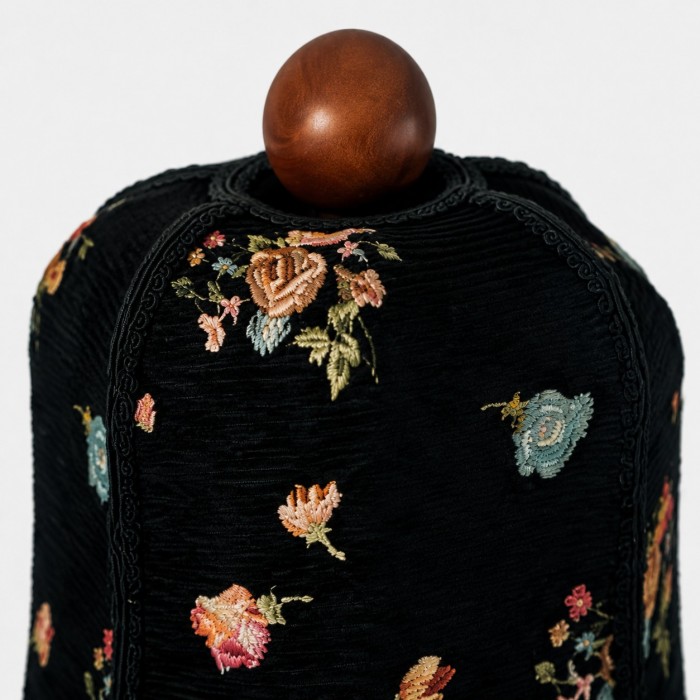 Tafellamp HL4560 met bloemenprint van stof en houtsnijwerk.