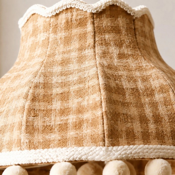 Suspension lumineuse en tissu à pompons couleur crème française HL4428