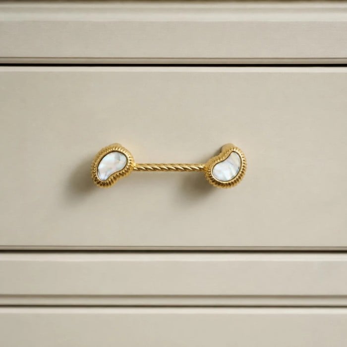 Franska Vintage Cashewnötsskal Mässingsskåpsknoppar HL4610