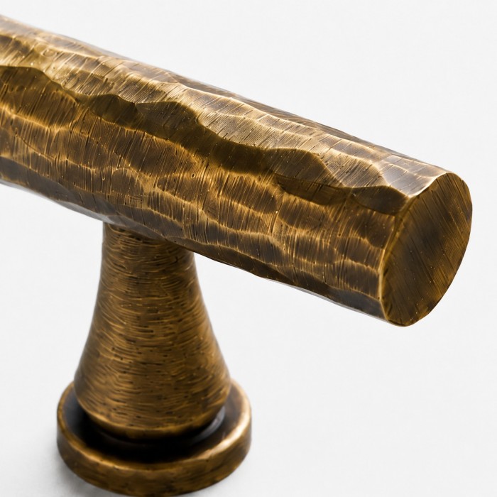 Handhamrade knoppar i massiv mässing HL4593