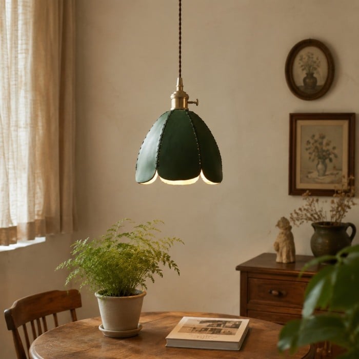 Hanglamp met leren bloemblaadjes en antiek messing beslag HL4534