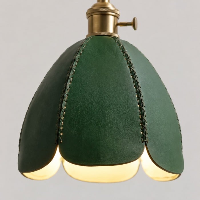 Hanglamp met leren bloemblaadjes en antiek messing beslag HL4534