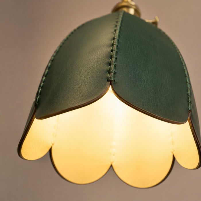 Hanglamp met leren bloemblaadjes en antiek messing beslag HL4534