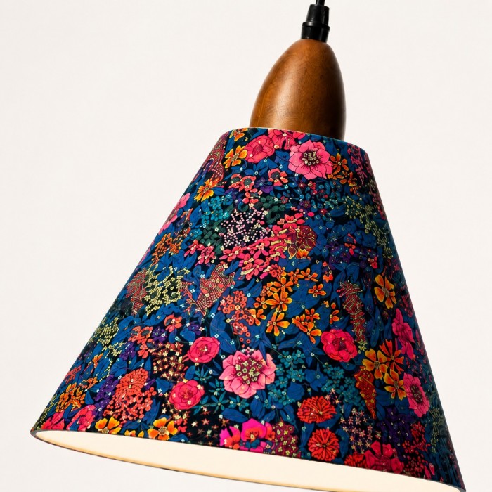 Liberty stoffen kegelvormige hanglamp met walnootkleurig hout HL4458