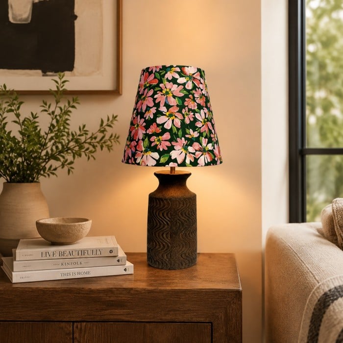 Liberty Floral keramische tafellamp met getextureerde golfvormige voet HL4488