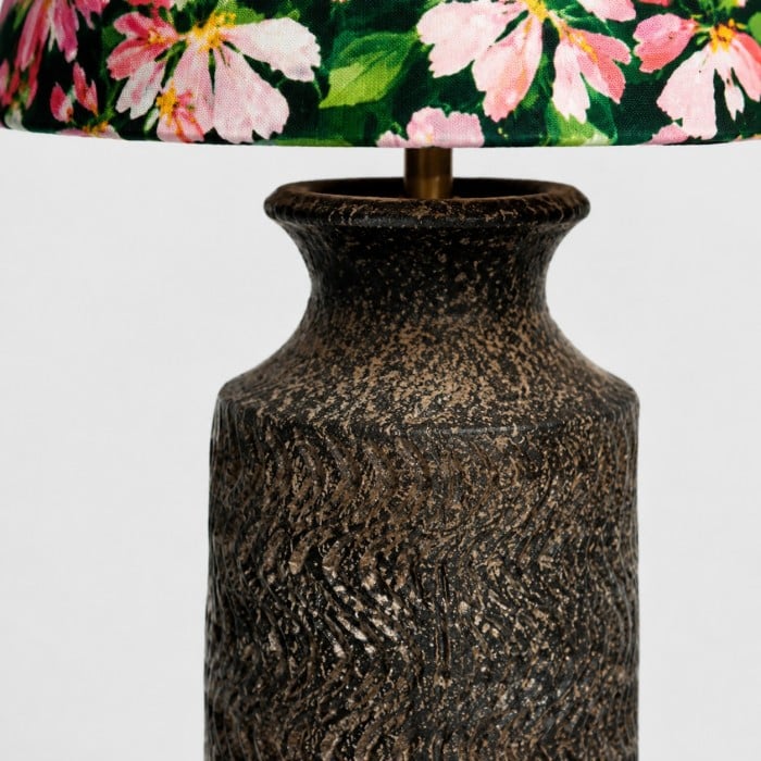 Liberty Floral keramische tafellamp met getextureerde golfvormige voet HL4488