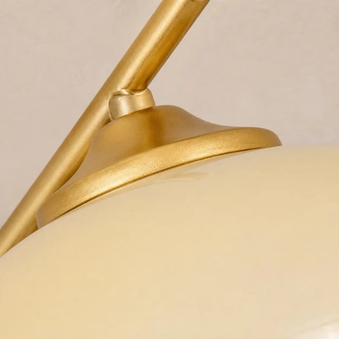 Moderne gouden plafondventilator met lamp en witte glazen kappen HL4240