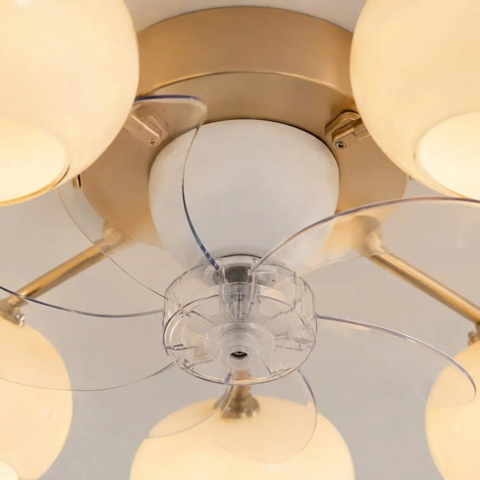 Moderne gouden plafondventilator met lamp en witte glazen kappen HL4240