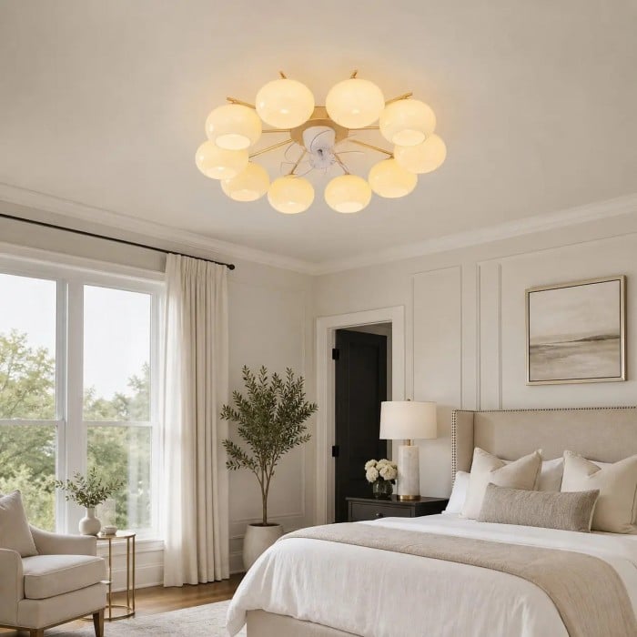 Moderne gouden plafondventilator met lamp en witte glazen kappen HL4240