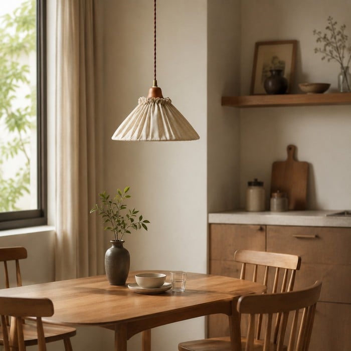 Hanglamp van natuurlijk linnen met plooien en houten fittingkap HL4456