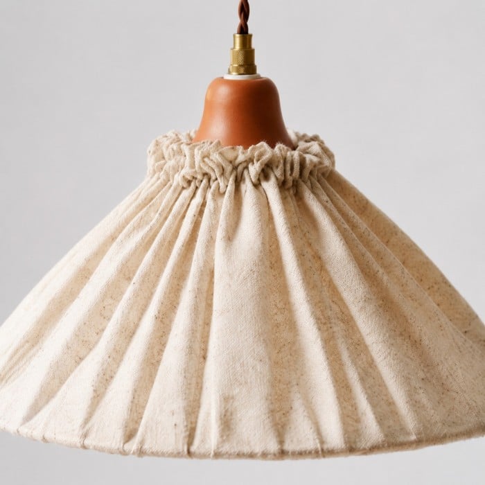 Hanglamp van natuurlijk linnen met plooien en houten fittingkap HL4456