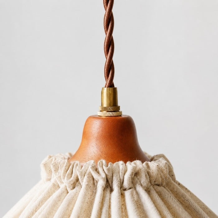 Hanglamp van natuurlijk linnen met plooien en houten fittingkap HL4456