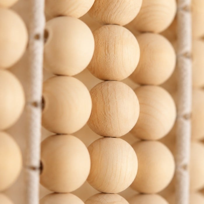 Hanglamp met kralen van natuurlijk hout en een wabi-sabi koepelvormige kap HL4400