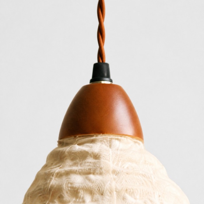 Suspension conique en tissu plissé avec support en bois HL4414