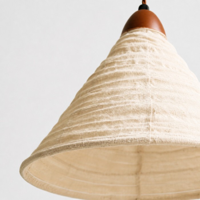 Suspension conique en tissu plissé avec support en bois HL4414