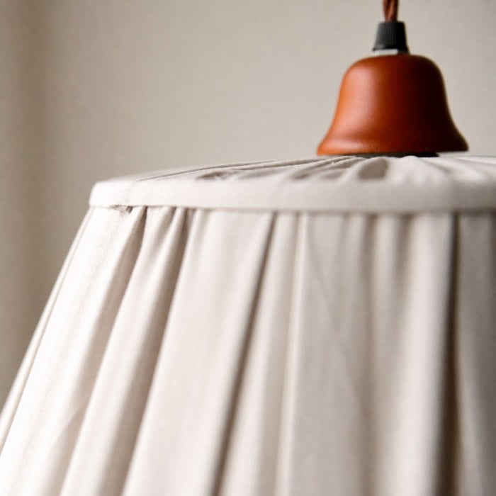 Suspension en tissu plissé avec abat-jour festonné HL4476