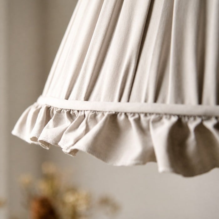 Suspension en tissu plissé avec abat-jour festonné HL4476