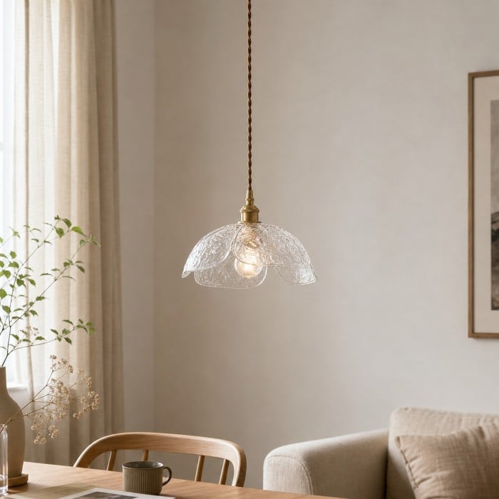 Suspension florale en verre pressé avec accents en laiton et noyer HL4352