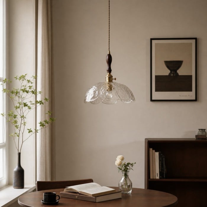 Suspension florale en verre pressé avec accents en laiton et noyer HL4352