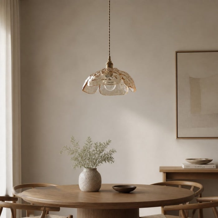 Suspension florale en verre pressé avec accents en laiton et noyer HL4352