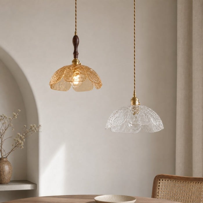 Suspension florale en verre pressé avec accents en laiton et noyer HL4352