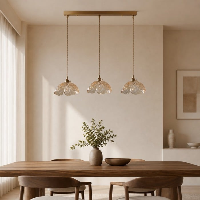 Suspension florale en verre pressé avec accents en laiton et noyer HL4352