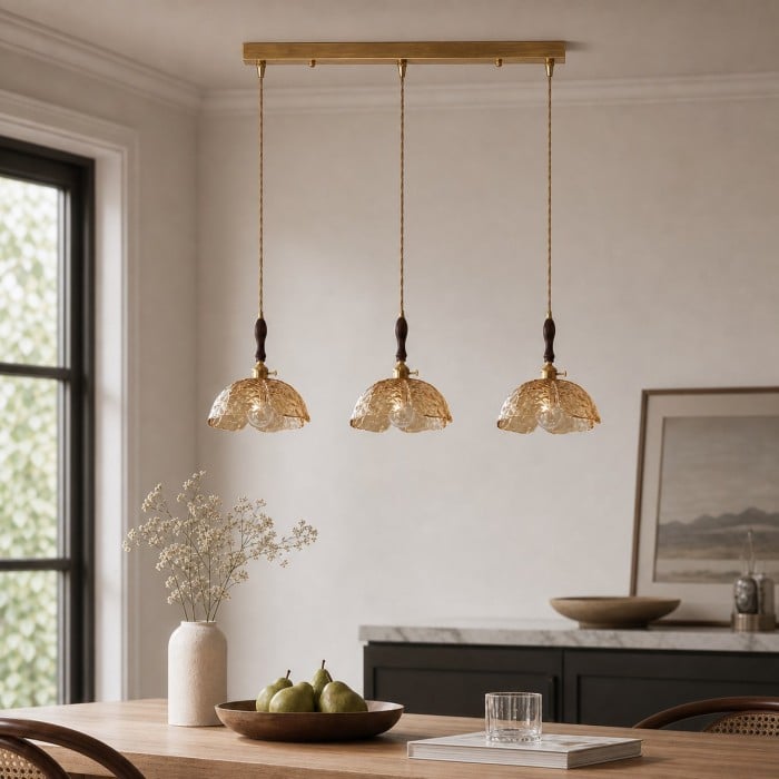 Suspension florale en verre pressé avec accents en laiton et noyer HL4352