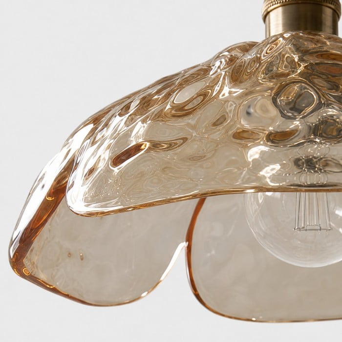 Suspension florale en verre pressé avec accents en laiton et noyer HL4352