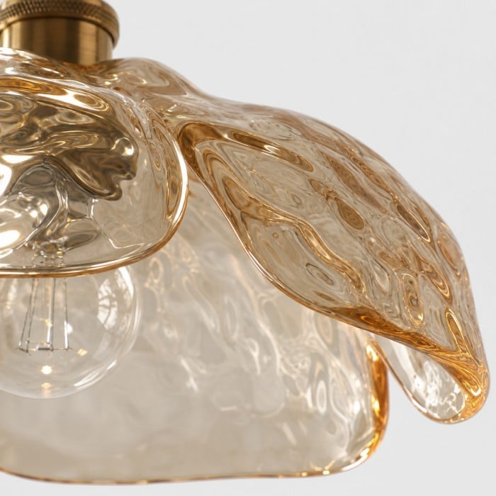Suspension florale en verre pressé avec accents en laiton et noyer HL4352