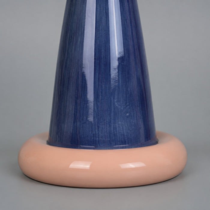 Sculpturale keramische tafellamp met lusvormige rand HL4320