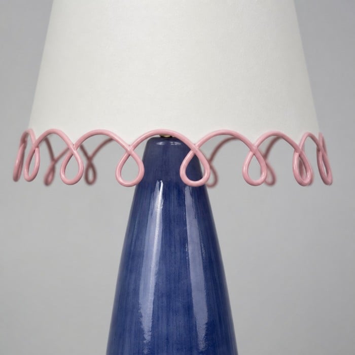 Sculpturale keramische tafellamp met lusvormige rand HL4320