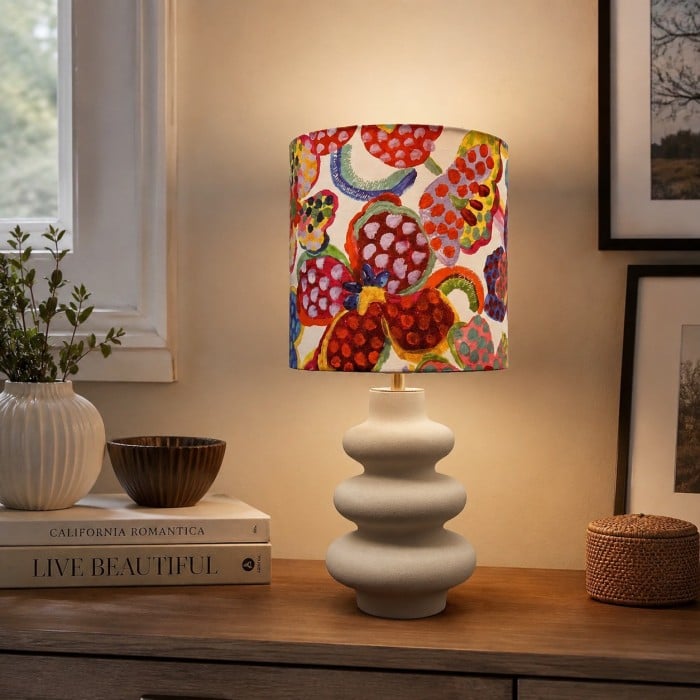 Sculpturale tafellamp met bloemenpatroon en stoffen kap, gemaakt van keramiek, HL4466