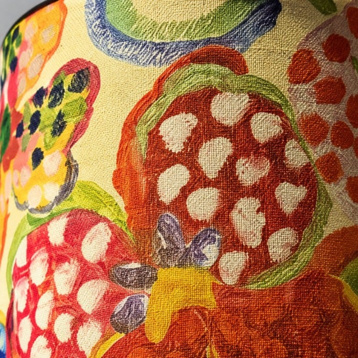 Sculpturale tafellamp met bloemenpatroon en stoffen kap, gemaakt van keramiek, HL4466