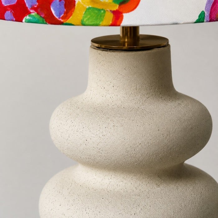 Sculpturale tafellamp met bloemenpatroon en stoffen kap, gemaakt van keramiek, HL4466