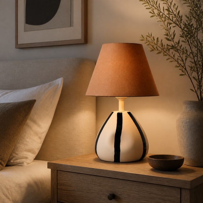 Sculpturale gestreepte keramische tafellamp met stoffen kap HL4341