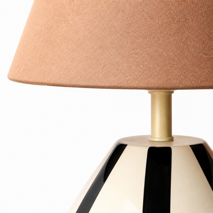 Sculpturale gestreepte keramische tafellamp met stoffen kap HL4341