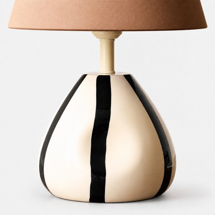 Sculpturale gestreepte keramische tafellamp met stoffen kap HL4341