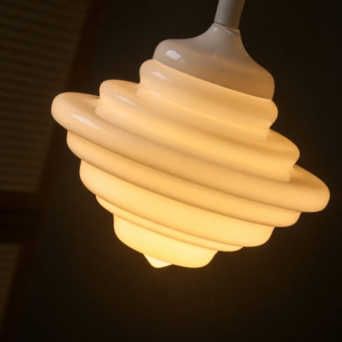 Suspension en verre blanc style spatial HL4535