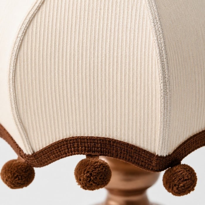 Lampe de table vintage en tissu crème à pompons HL4465