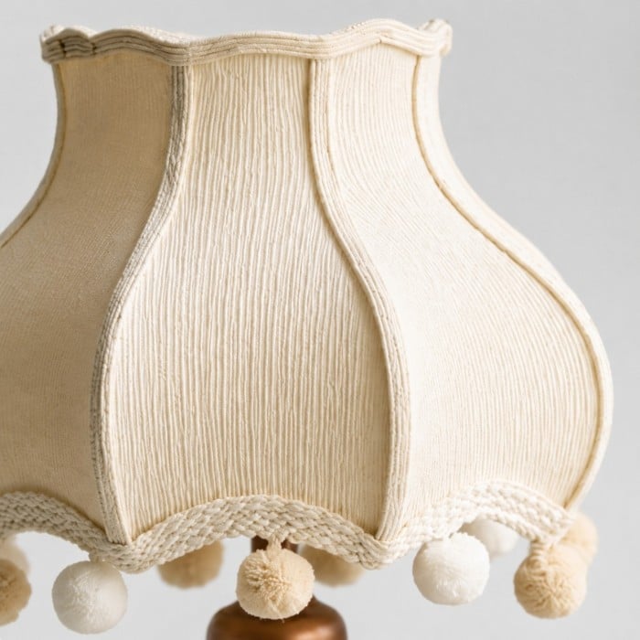 Lampe de table vintage en tissu crème à pompons HL4465